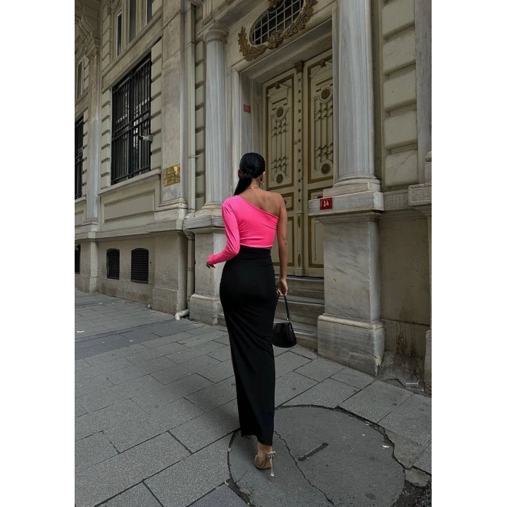 Tek omuz çift renk, çiçek aksesuarlı elbise