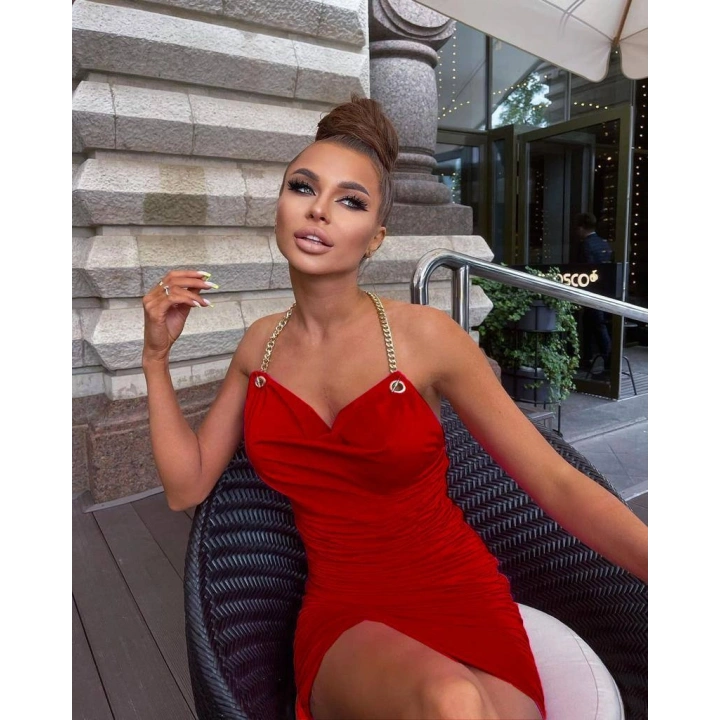 Zincir detaylı degaje yaka elbise