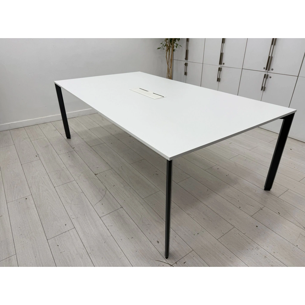 6 Kişilik Beyaz Dataportlu Toplantı Masası