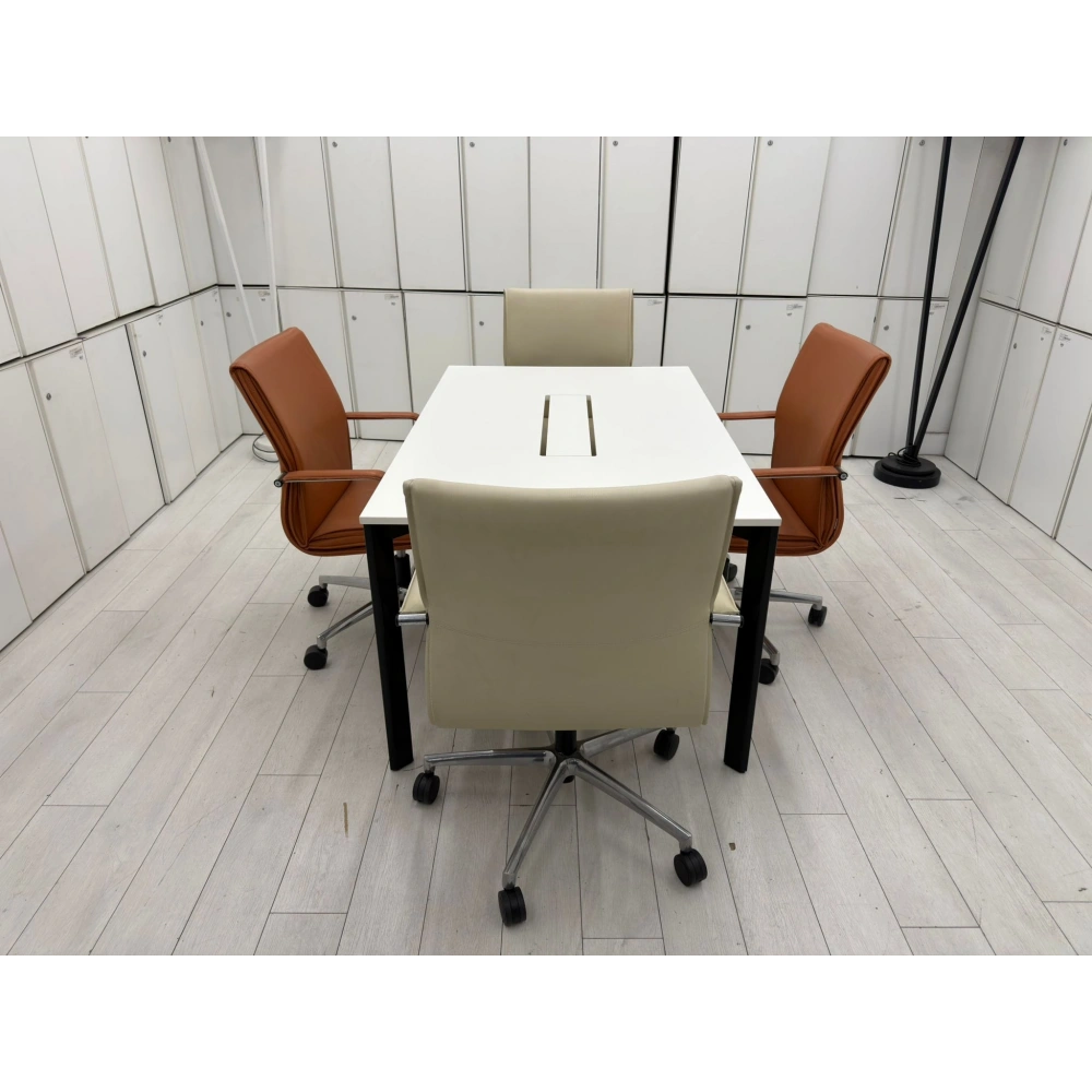 Beyaz Dataportlu 4 Kişilik Ofis Toplantı Masası