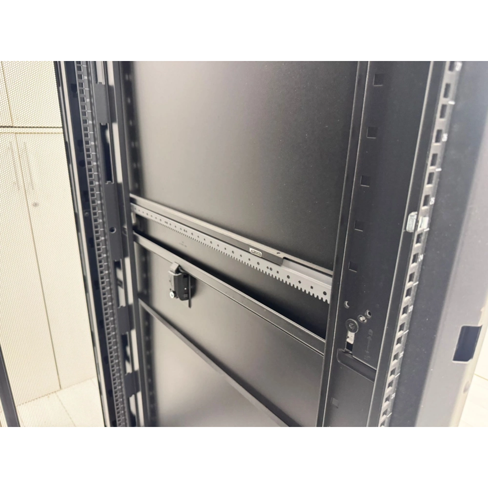 Apc Dikili Tip Kabinet Server Kabini