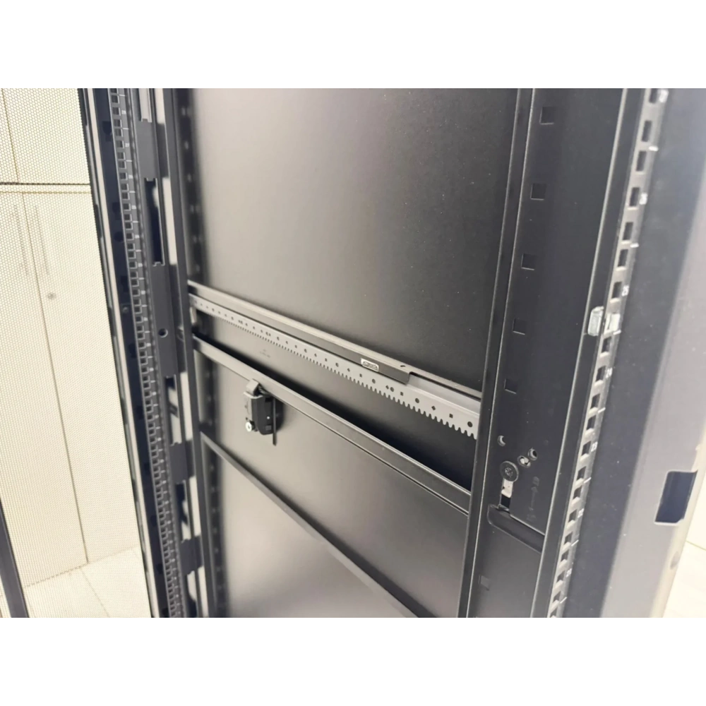 Apc Dikili Tip Kabinet Server Kabini - M1324