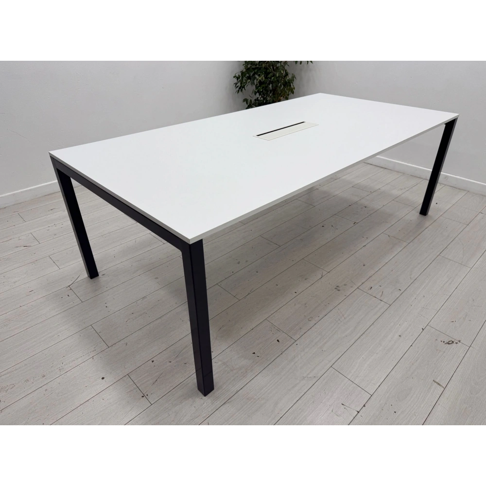 Beyaz Dataportlu 8 Kişilik Toplantı Masası