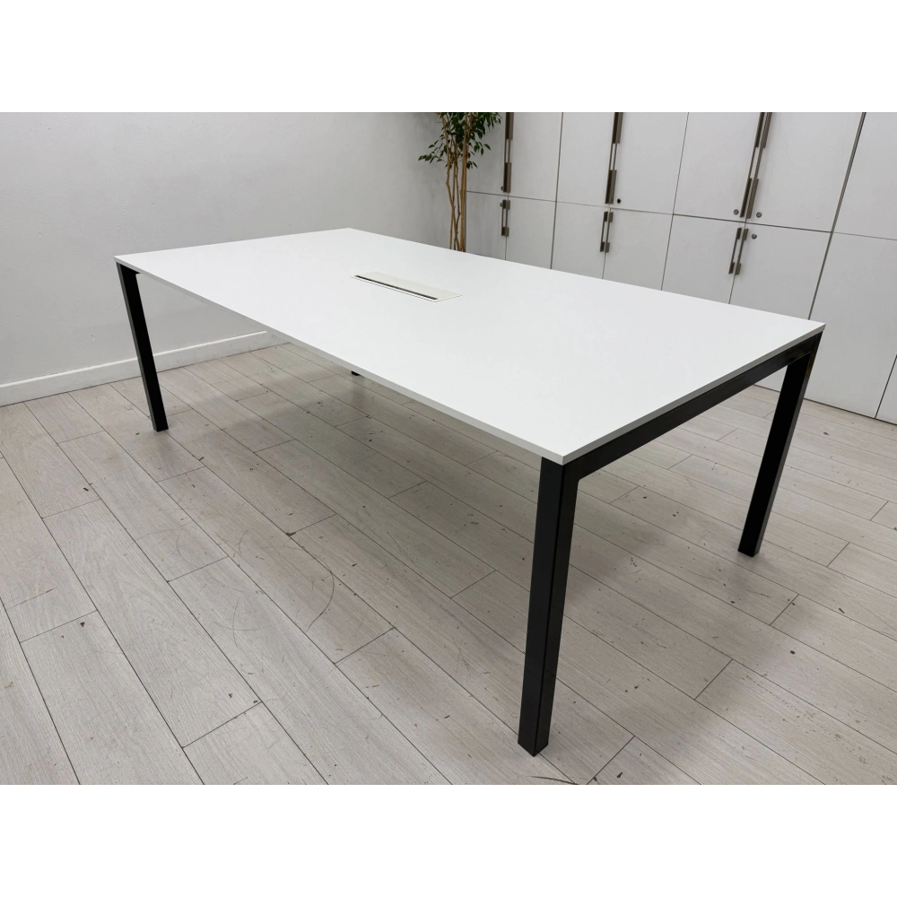 Beyaz Dataportlu 8 Kişilik Toplantı Masası