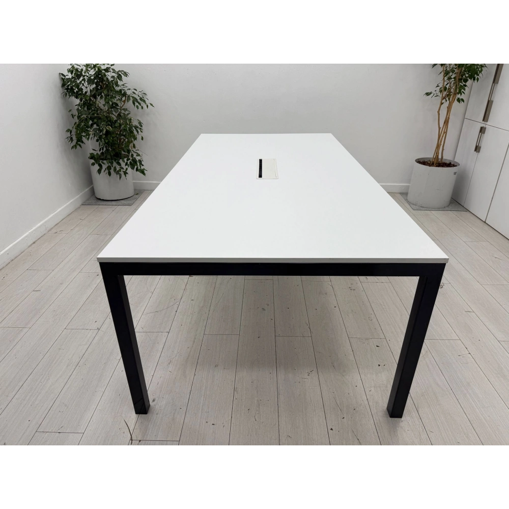 Beyaz Dataportlu 8 Kişilik Toplantı Masası