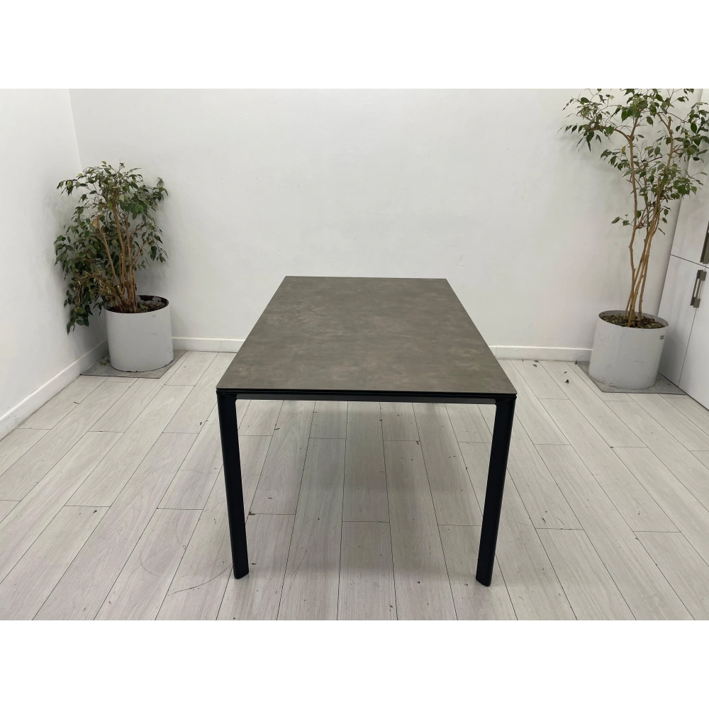 Demir Ayaklı Cam Vemermer Toplantı Masası