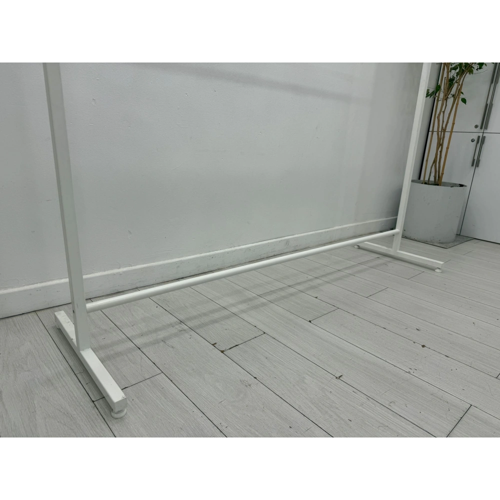 Dikdörtgen Beyaz Konfeksiyon Askısı Ayaklı Askılı