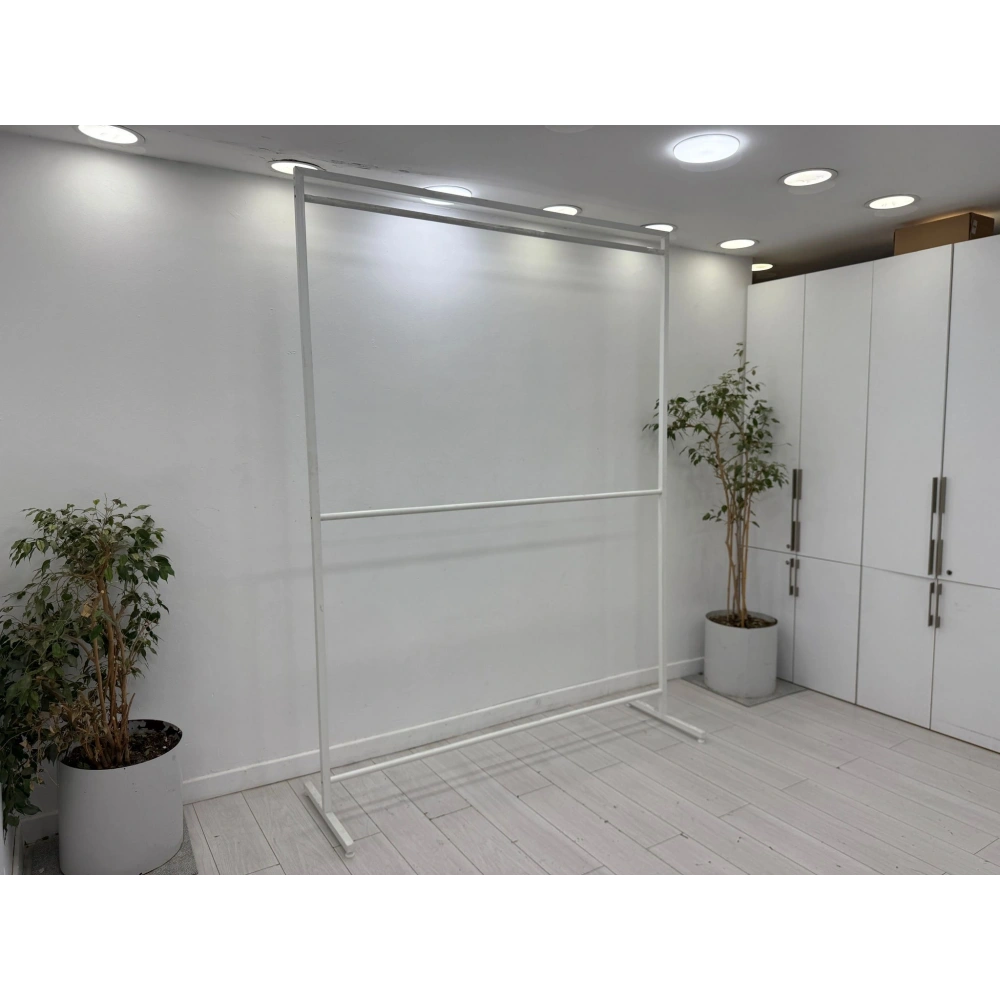 Dikdörtgen Beyaz Konfeksiyon Askısı Ayaklı Askılı