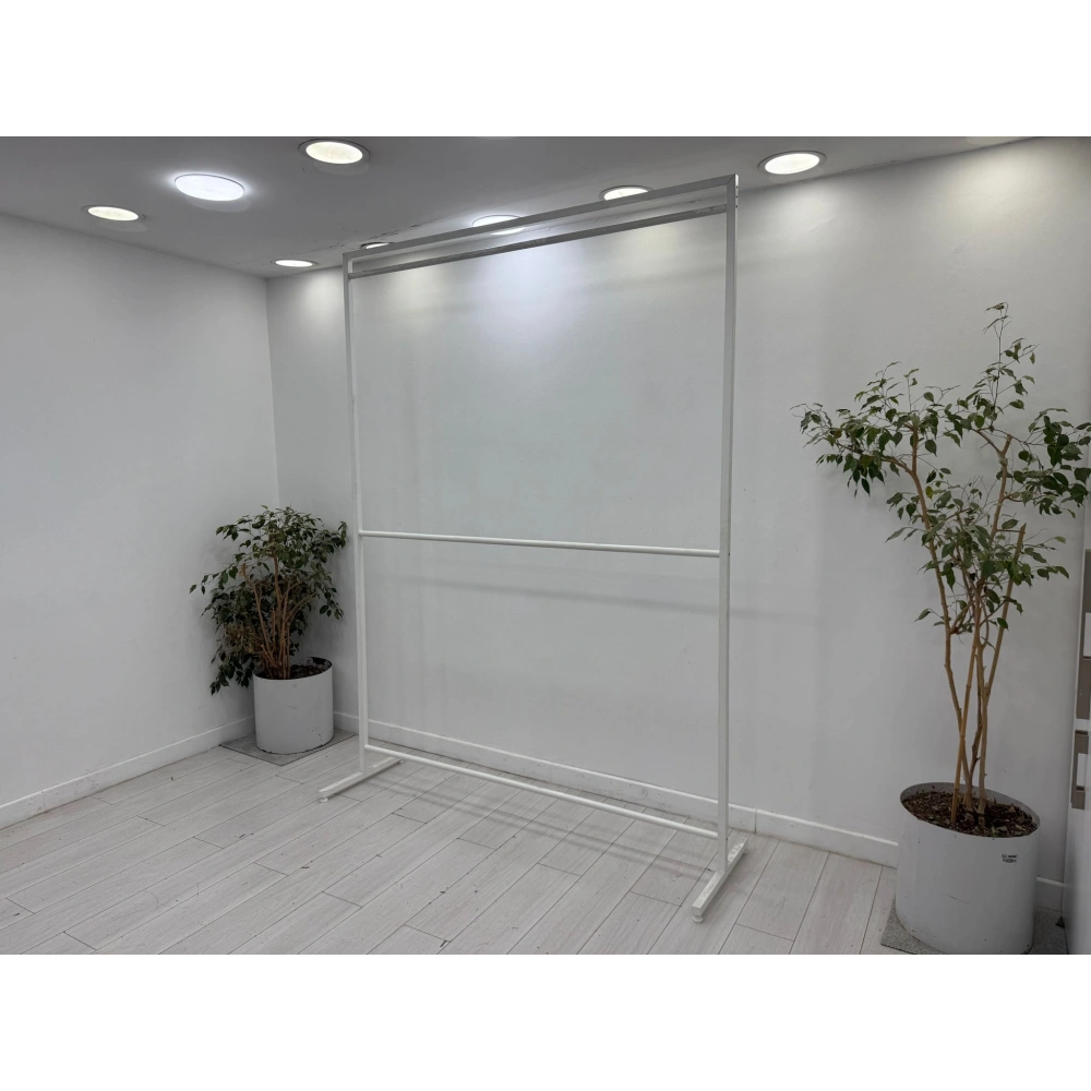 Dikdörtgen Beyaz Konfeksiyon Askısı Ayaklı Askılı