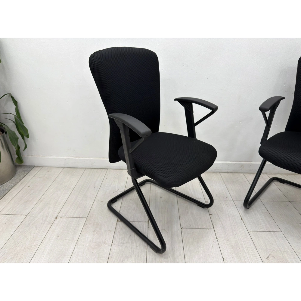 Girsberger Siyah Bekleme Koltuğu