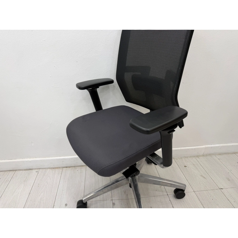 Nurus Me Too Başlıklı Yönetici Koltuğu