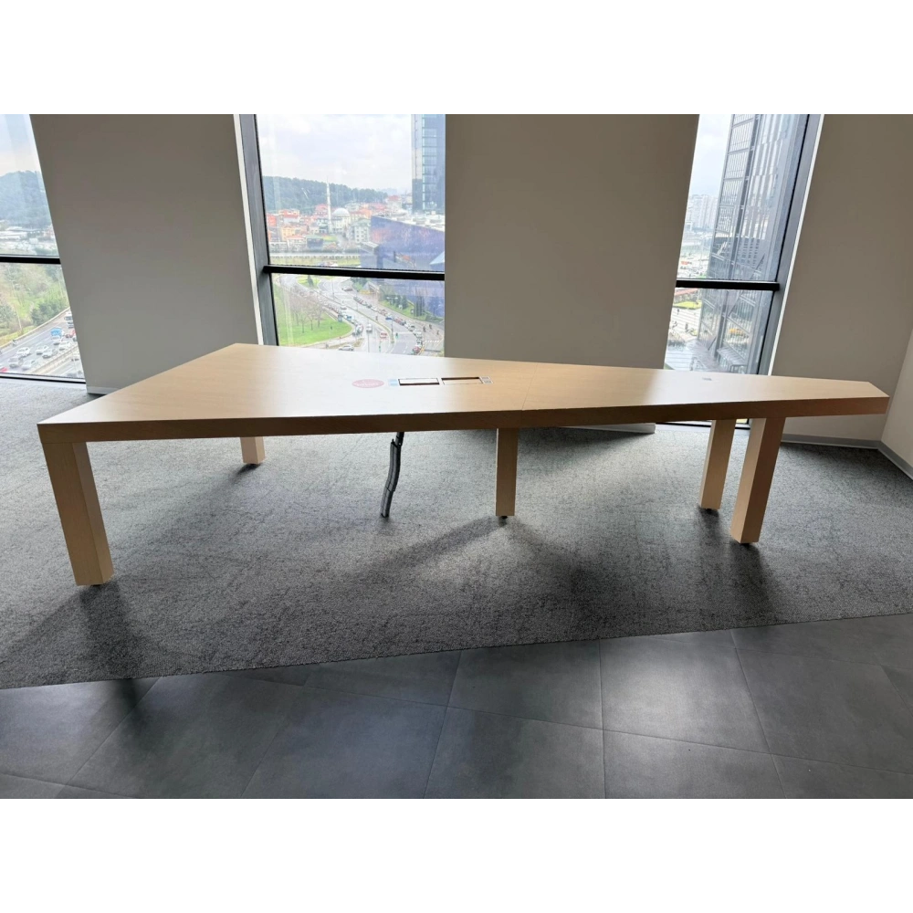 Üçgen Dataportlu 10 Kişilik Toplantı Masası