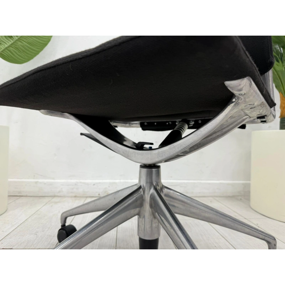 Vitra Meda Siyah Kumaş Çalışma Koltuğu