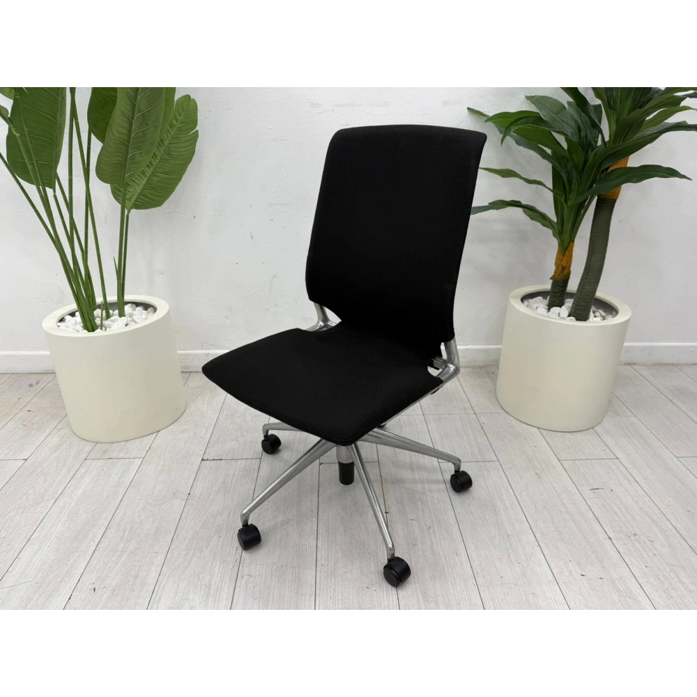 Vitra Meda Siyah Kumaş Çalışma Koltuğu