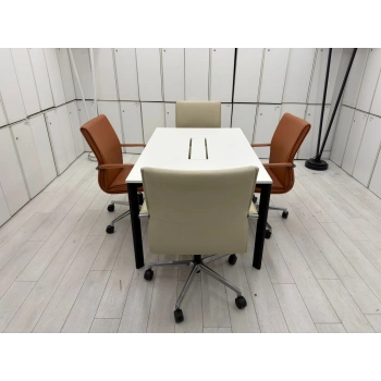 Beyaz Dataportlu 4 Kişilik Ofis Toplantı Masası