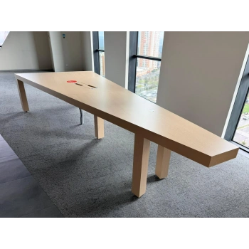 Üçgen Dataportlu 10 Kişilik Toplantı Masası