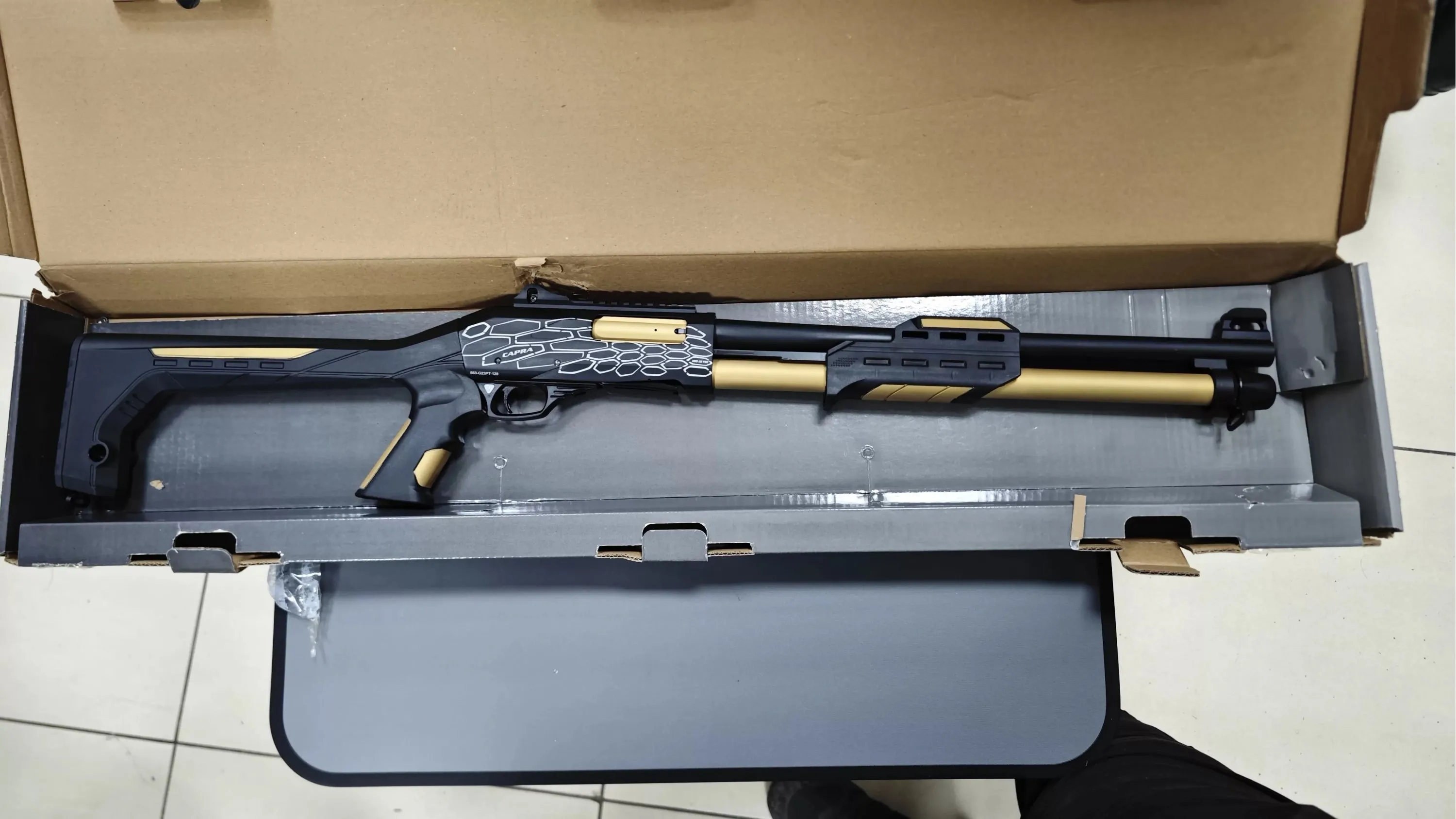 Capra 101 Pro Pompalı Av Tüfeği Petek Desenli Bronz Siyah (12 Cal - 50 cm Slug Namlu - 2.5 kg - 6+1 Şarjör)