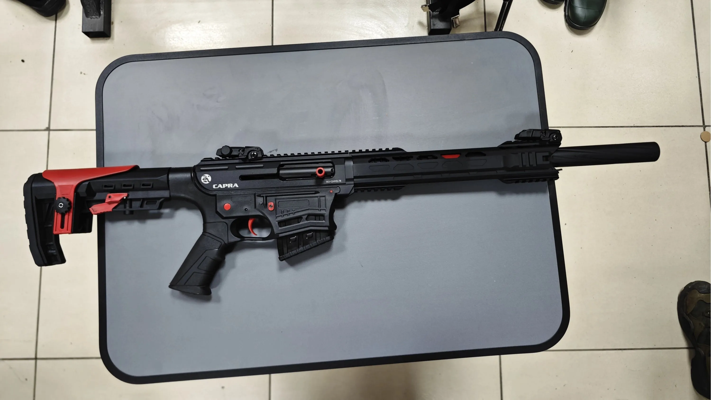 Capra KM-12 Şarjörlü Yarı Otomatik Av Tüfeği Kırmızı Parçalı Siyah (12 Cal - 51 cm Mobil Şok Namlu - 7075 Alüminyum Gövde)