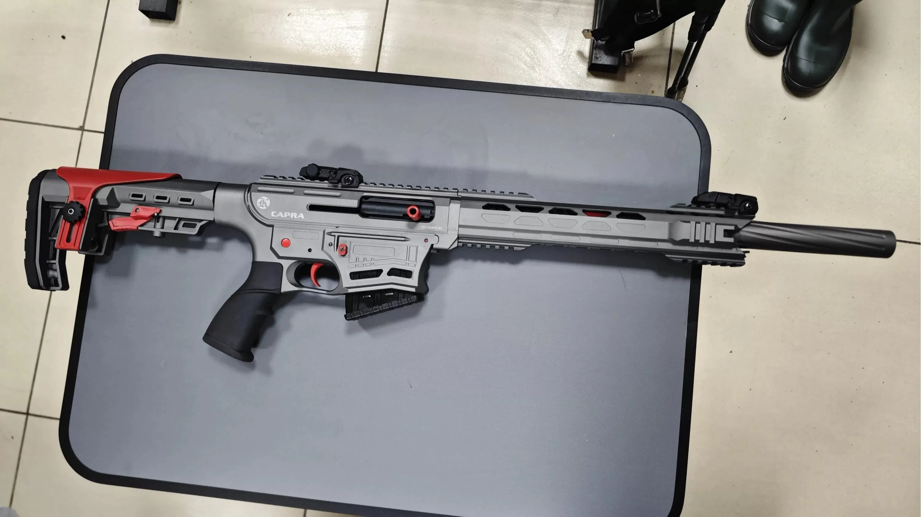 Capra KM-12 Şarjörlü Yarı Otomatik Av Tüfeği Kırmızı Parçalı Füme (12 Cal - 51 cm Mobil Şok Namlu - 7075 Alüminyum Gövde)