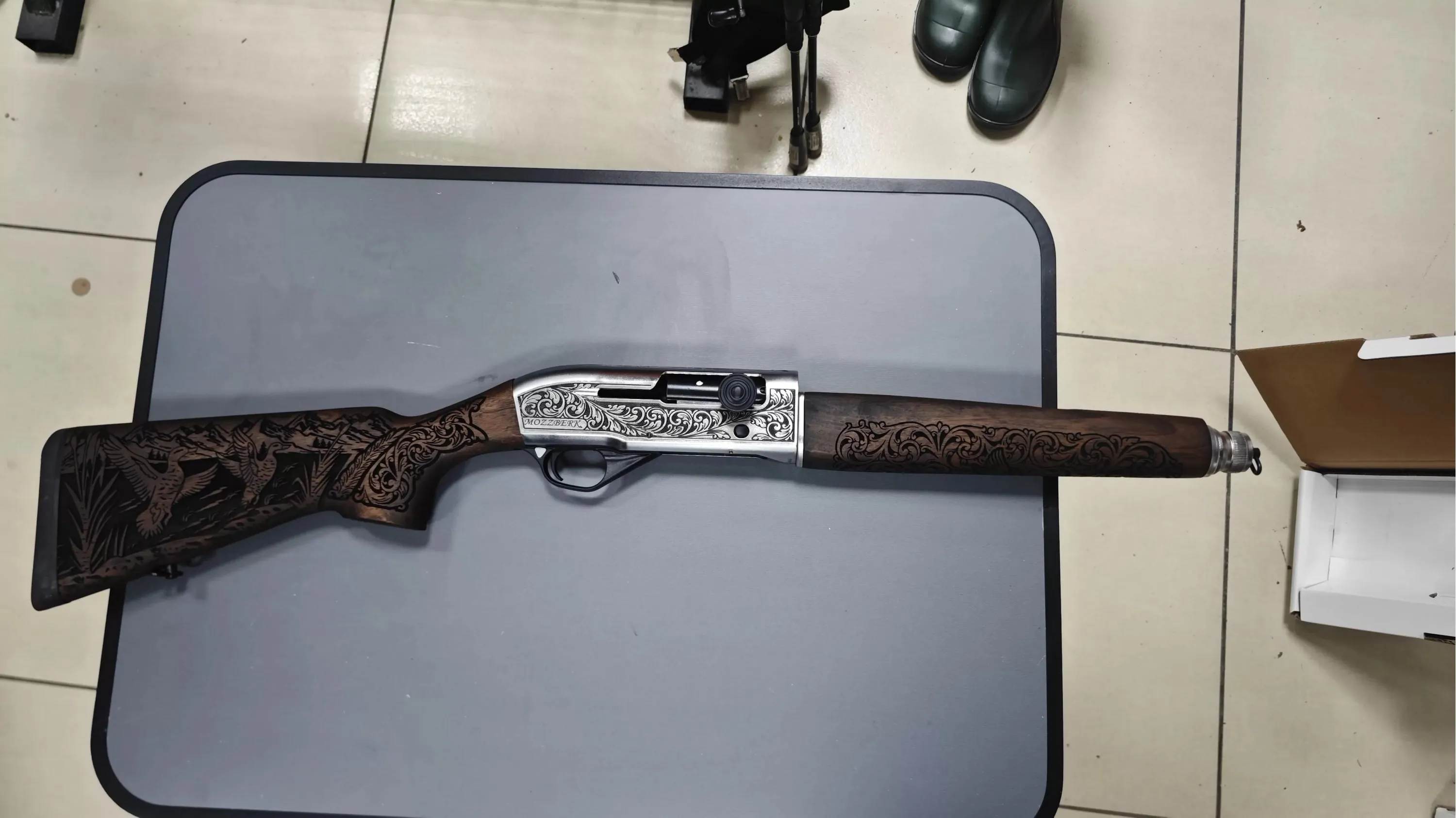 Mozzberk Kuşlu Yarı Otomatik Av Tüfeği İşlemeli P.Krom (4+1 Şarjör Kapasiteli - Parlak Krom Kuş Gravürlü Gövde)