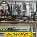 Mozzberk Siyah Kasa Beyaz İşlemeli Full Gravür 4+1 Yarı Otomatik Av Tüfeği - 71 cm Namlu