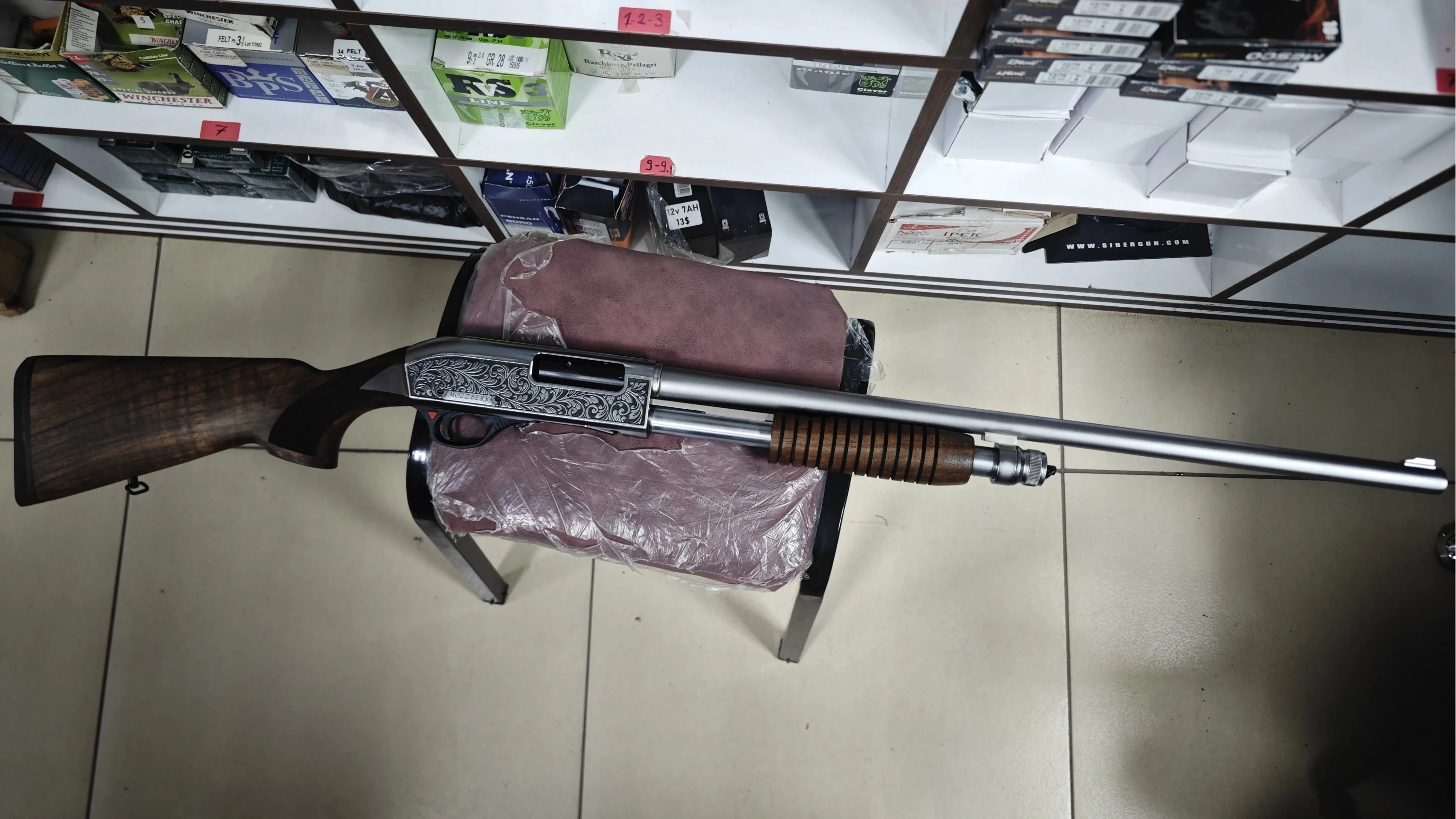 Mozzberk B-7 Pompalı Av Tüfeği P.Krom İşlemeli (4+1 Şarjör Kapasiteli - Ahşap Kundak - Parlak Krom İşlemeli Gövde)