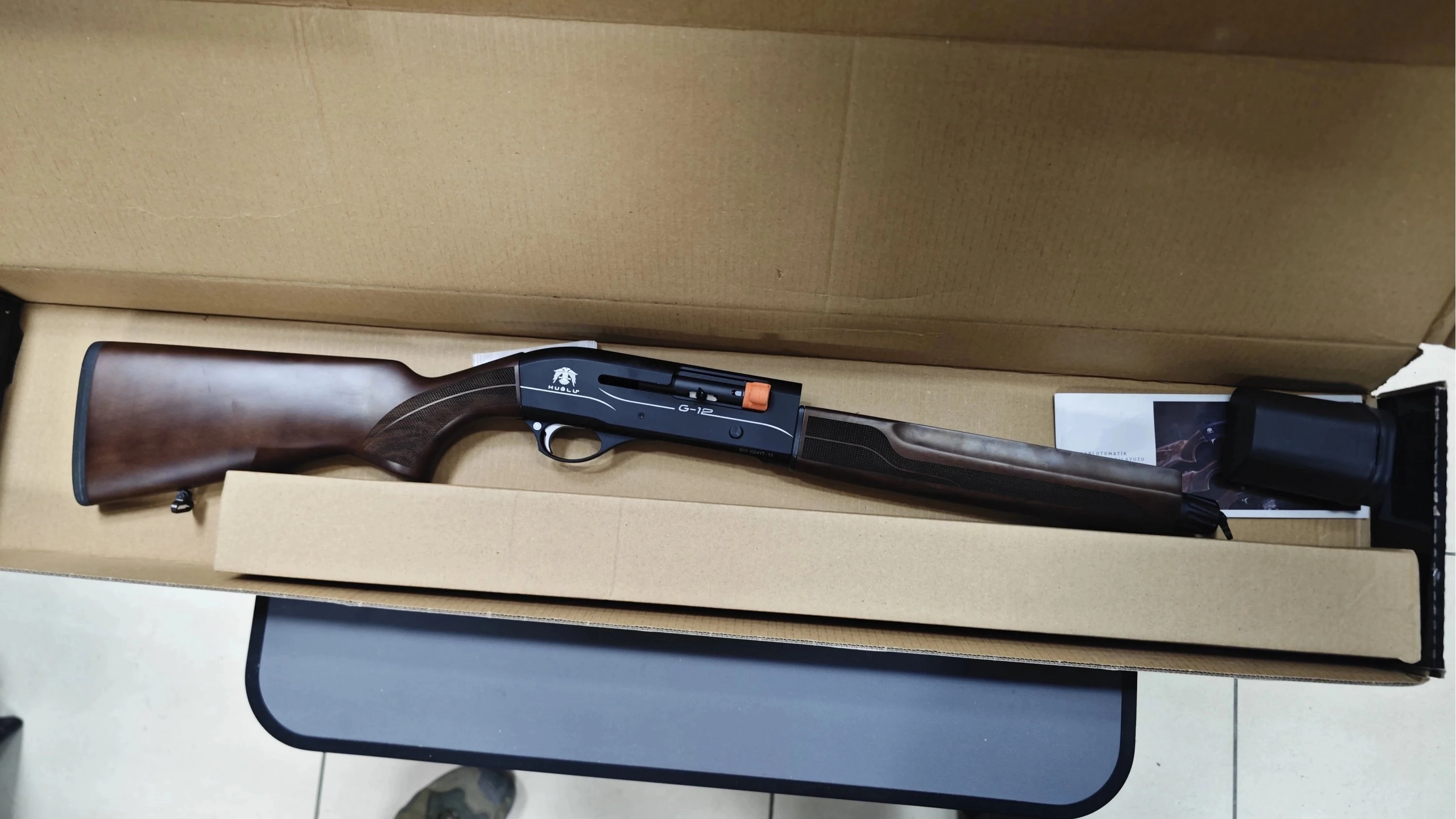Huğlu G12 Wood Yarı Otomatik Av Tüfeği (12 GA - 51/71 cm Namlu - Türk Cevizi Kundak - Gazlı Sistem)