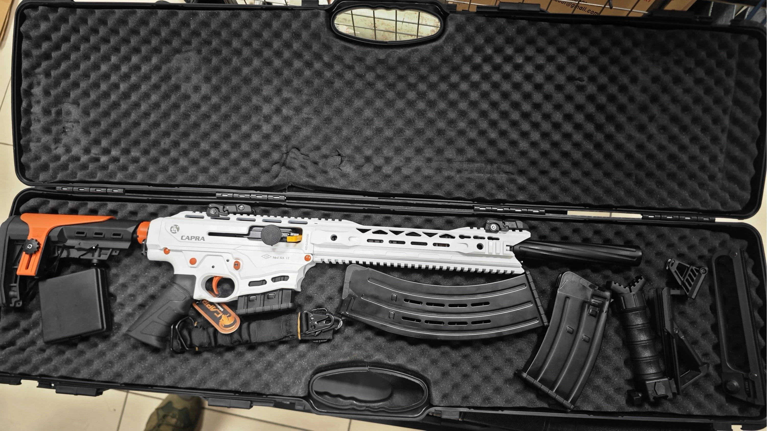 Capra KA-12 Şarjörlü Yarı Otomatik Av Tüfeği Beyaz (12 Cal - 7075 Alüminyum Gövde - 51 cm Mobil Şok Namlu)