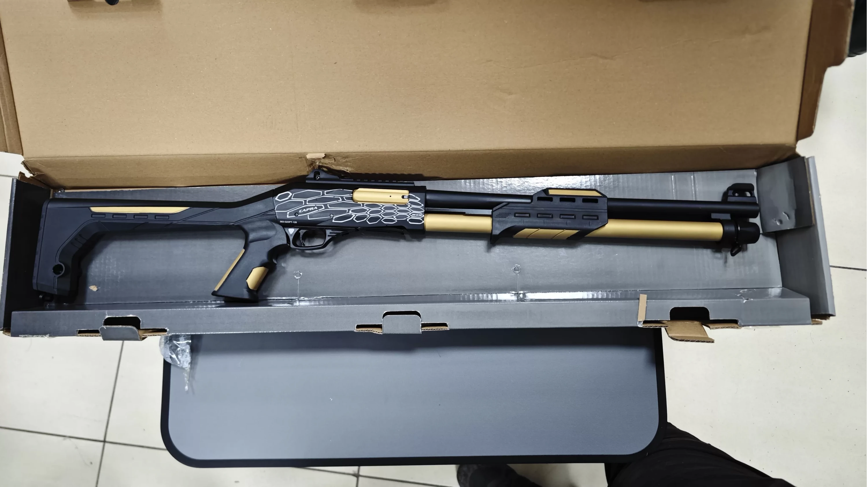 Capra 101 Pro Pompalı Av Tüfeği Petek Desenli Bronz Siyah (12 Cal - 50 cm Slug Namlu - 2.5 kg - 6+1 Şarjör)