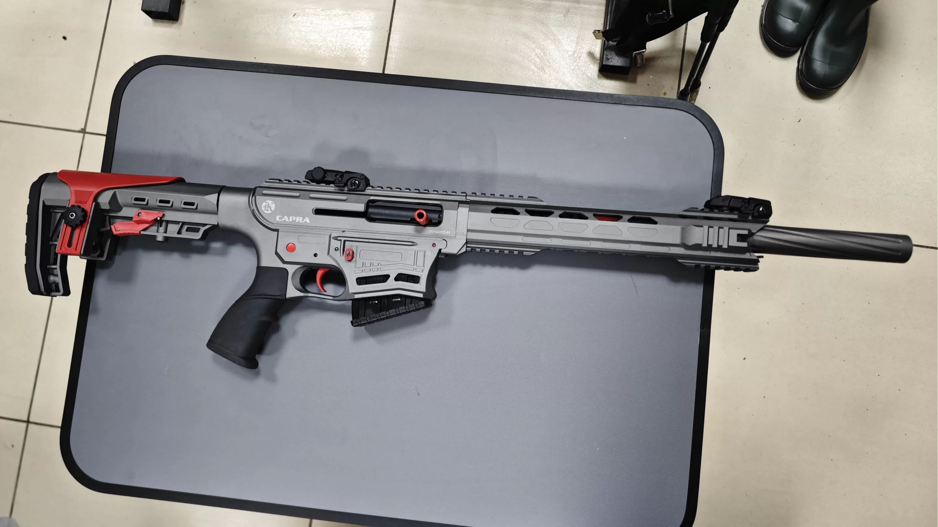 Capra KM-12 Şarjörlü Yarı Otomatik Av Tüfeği Kırmızı Parçalı Füme (12 Cal - 51 cm Mobil Şok Namlu - 7075 Alüminyum Gövde)