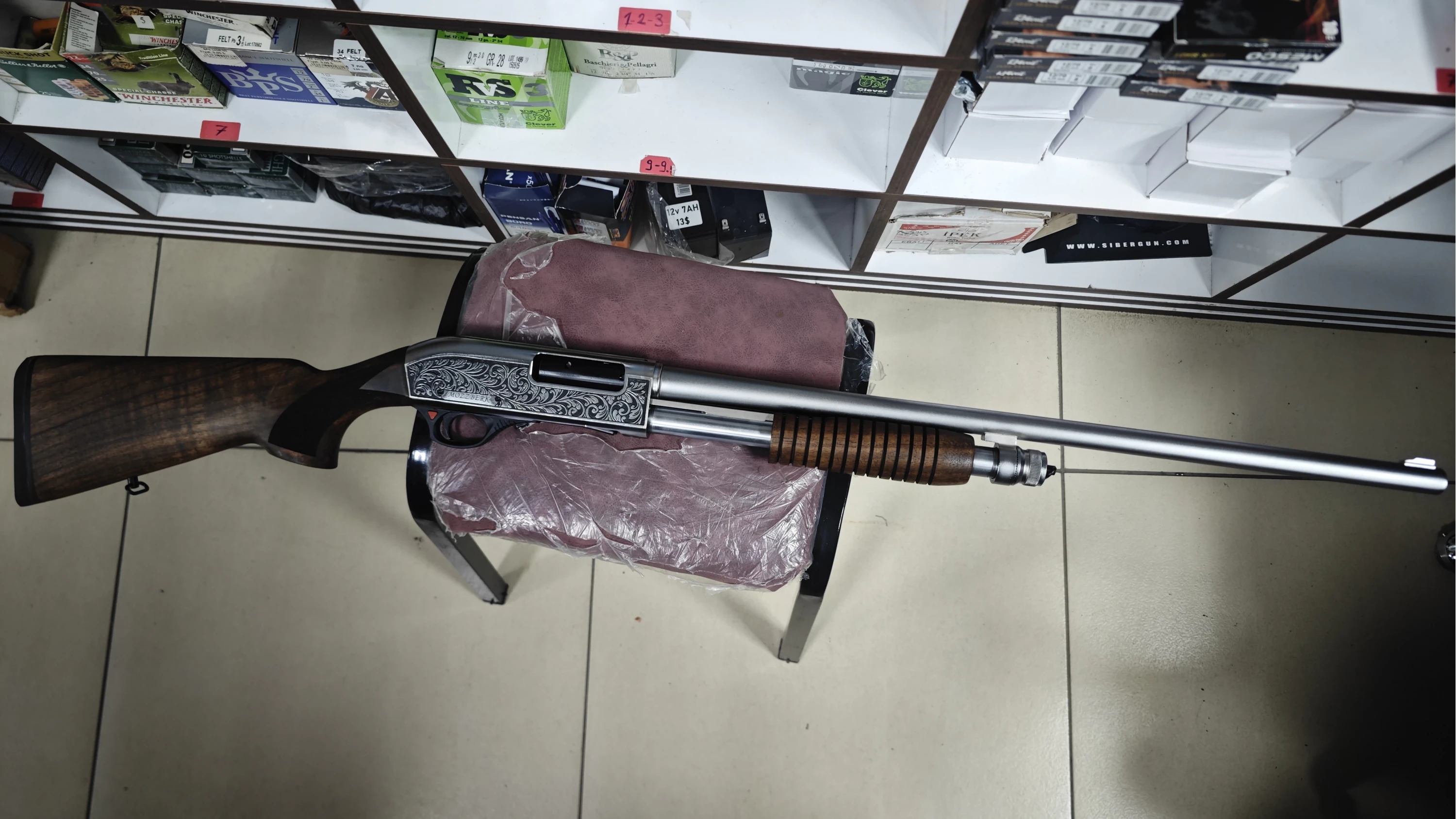 Mozzberk B-7 Pompalı Av Tüfeği P.Krom İşlemeli (4+1 Şarjör Kapasiteli - Ahşap Kundak - Parlak Krom İşlemeli Gövde)