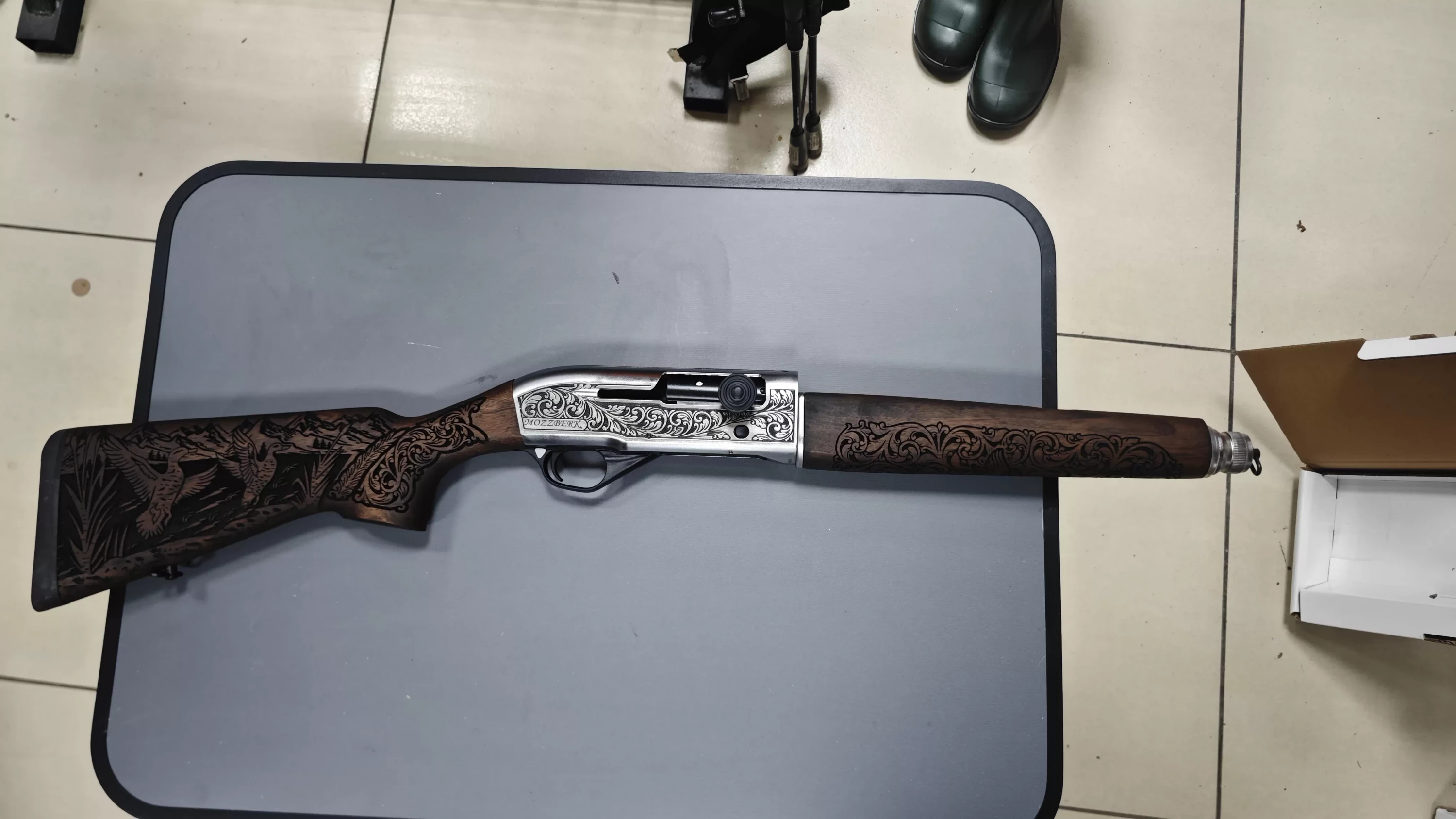 Mozzberk Kuşlu Yarı Otomatik Av Tüfeği İşlemeli P.Krom (4+1 Şarjör Kapasiteli - Parlak Krom Kuş Gravürlü Gövde)