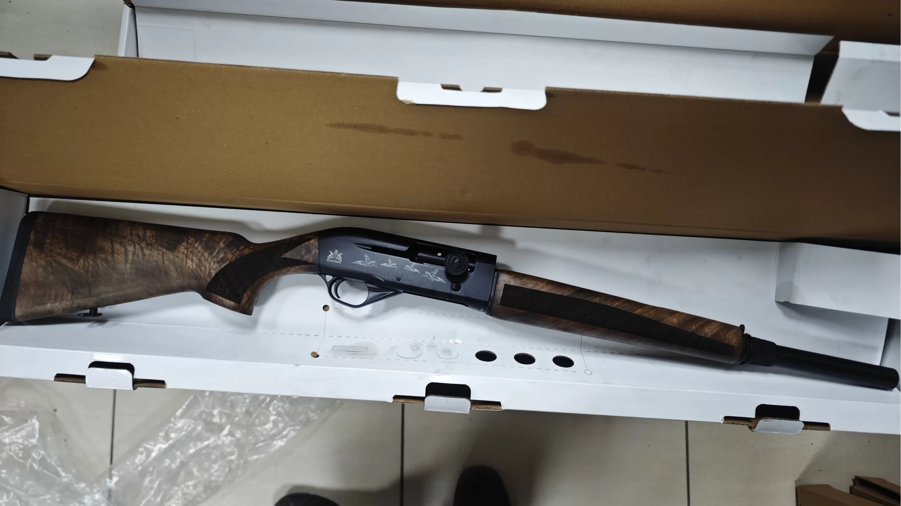 Mozzberk Kuşlu Yarı Otomatik Av Tüfeği Siyah (12 Cal - 51/61/66/71/76 cm Namlu Seçenekli - Kuş Gravürlü)