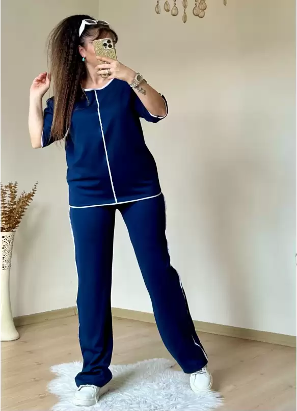 Beyaz Çızgılı Lacıvert Takım
