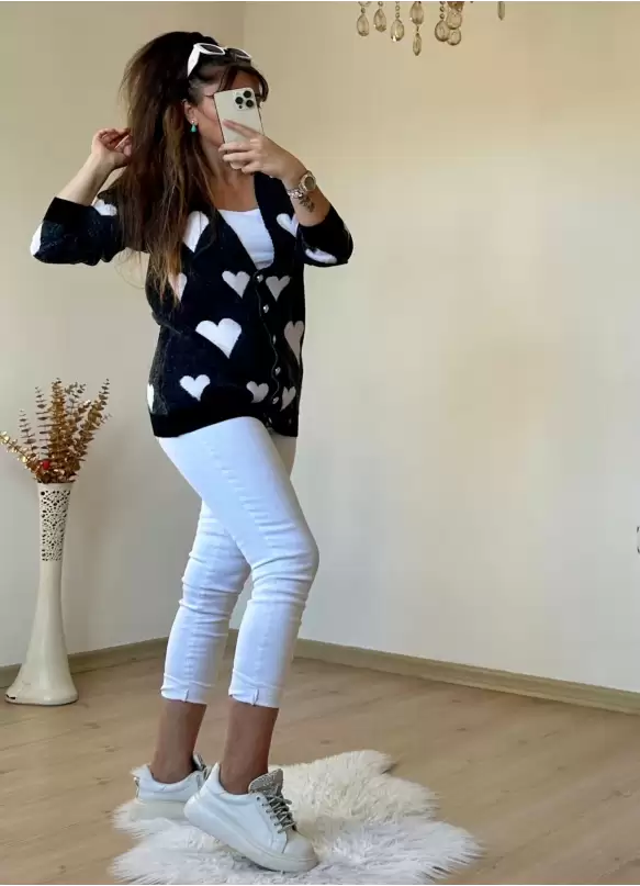 İri Kalplı Siyah Hırka