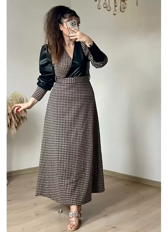 Kruvaze Yakalı Kazayağı Desen Deri Detay Ekose Elbise Kahve