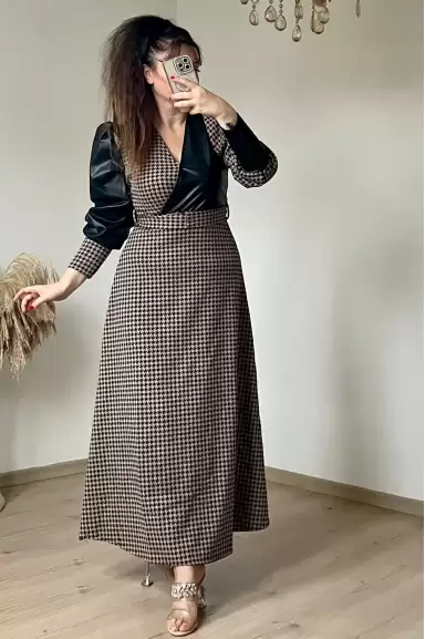 Kruvaze Yakalı Kazayağı Desen Deri Detay Ekose Elbise Kahve