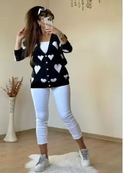 İri Kalplı Siyah Hırka