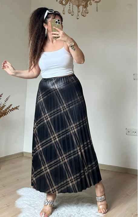 Kare Desen Pileli Sıyah Etek