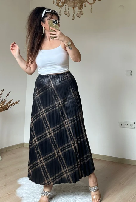 Kare Desen Pileli Sıyah Etek