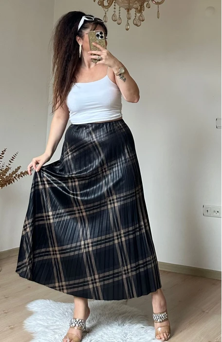 Kare Desen Pileli Sıyah Etek