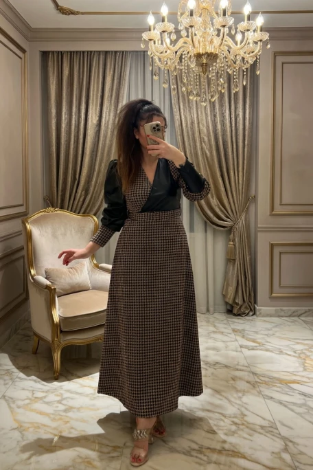 Kruvaze Yakalı Kazayağı Desen Deri Detay Ekose Elbise Kahve