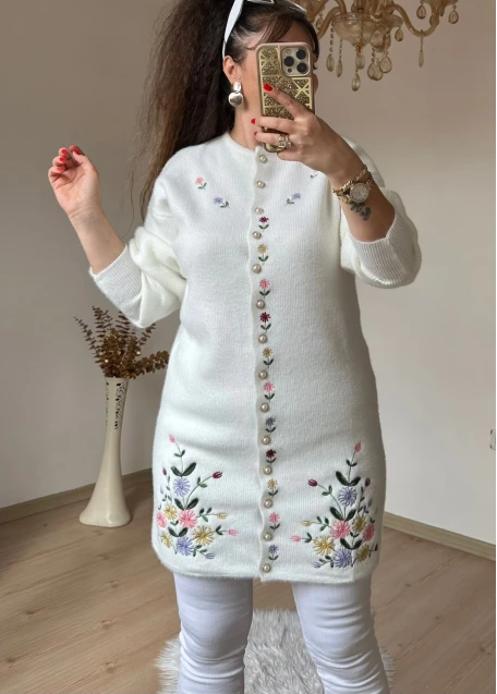 Beyaz Çiçekli Nakışlı Hırka
