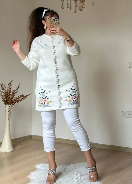 Beyaz Çiçekli Nakışlı Hırka