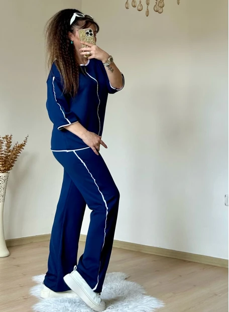 Beyaz Çızgılı Lacıvert Takım