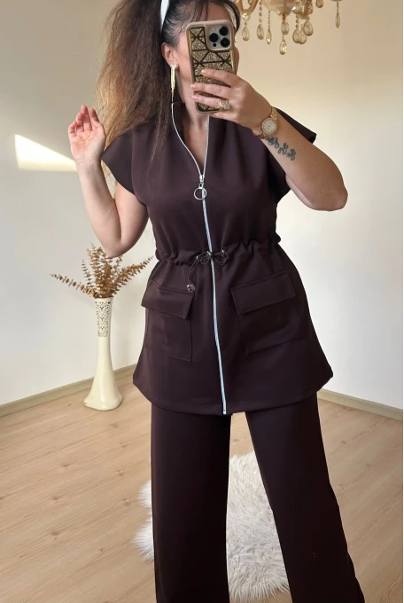 Dik Yaka Fermuarlı Yelekli Takım Kahve