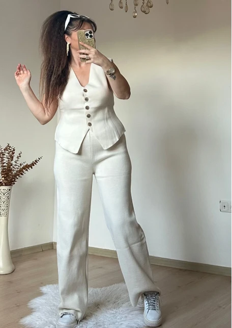 Gold Düğmelı Triko Yelek Takım Krem