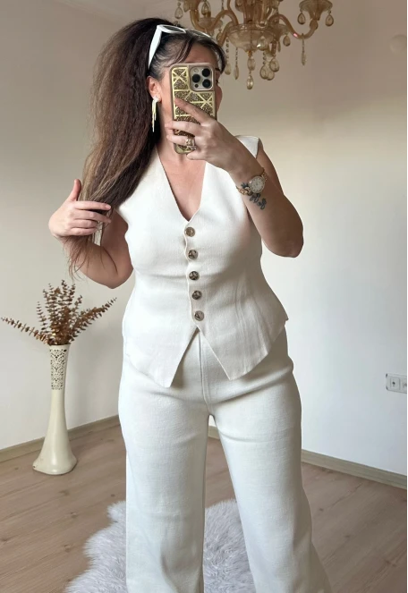 Gold Düğmelı Triko Yelek Takım Krem