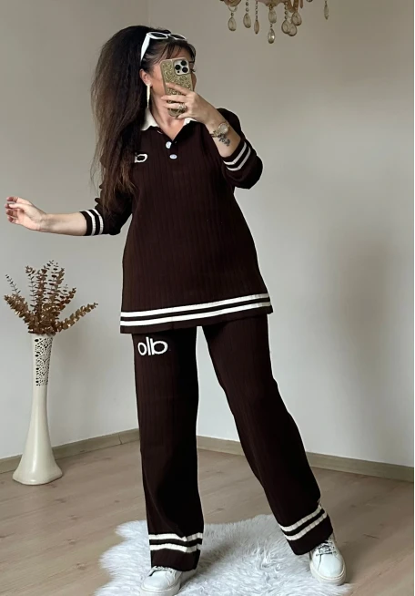 Gömlek Yaka Beyaz Şeritli Triko Takım Kahve