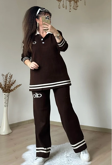 Gömlek Yaka Beyaz Şeritli Triko Takım Kahve